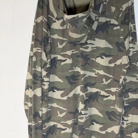 Camouflage Hoodie - Tee with front pocket - Picture 9 of 16